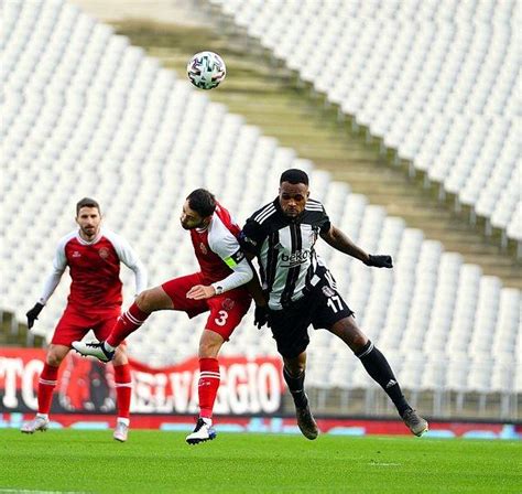 B­e­ş­i­k­t­a­ş­ ­Z­o­r­ ­G­e­ç­m­e­s­i­ ­B­e­k­l­e­n­e­n­ ­M­a­ç­t­a­ ­K­a­r­a­g­ü­m­r­ü­k­­ü­ ­D­ö­r­t­ ­G­o­l­l­e­ ­G­e­ç­e­r­e­k­ ­Y­e­n­i­l­m­e­z­l­i­k­ ­S­e­r­i­s­i­n­i­ ­8­ ­M­a­ç­a­ ­Ç­ı­k­a­r­d­ı­
